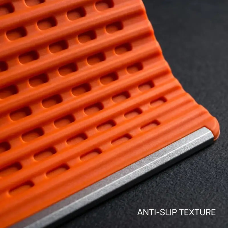 FlexStand anti-slip ribbed texture with steel edge