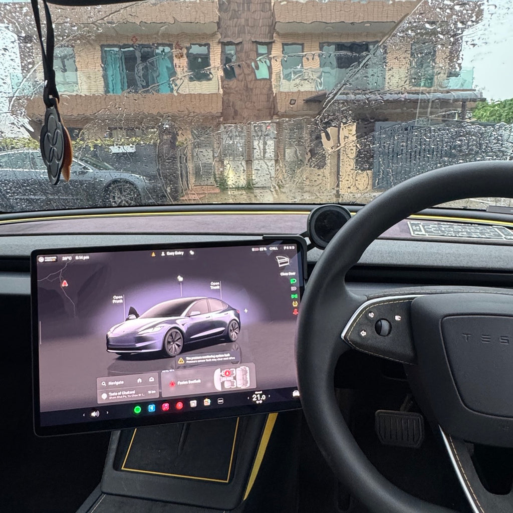 Apex 360 mount installed in a Tesla, screen facing driver