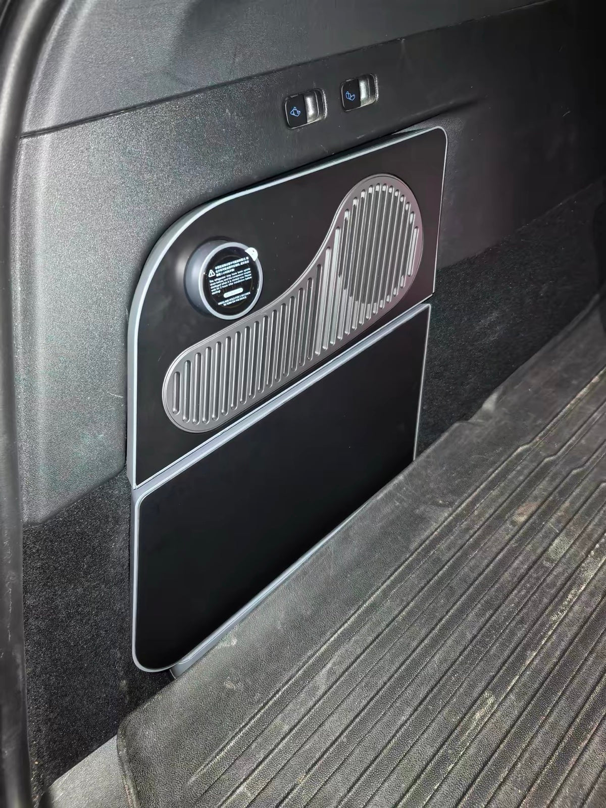Panel closed, flush with the trunk trim
