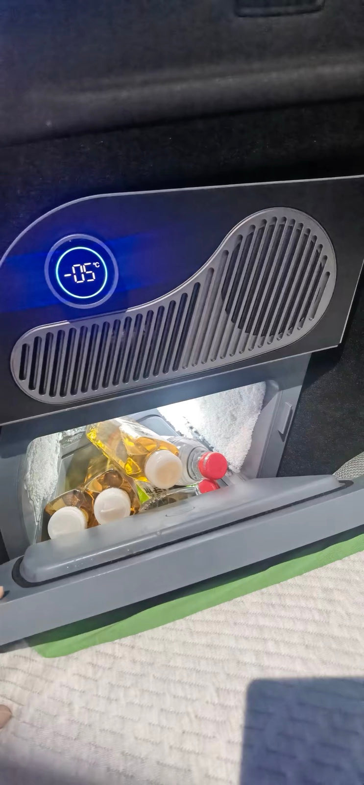 −5 °C on the dial, bottles frosted