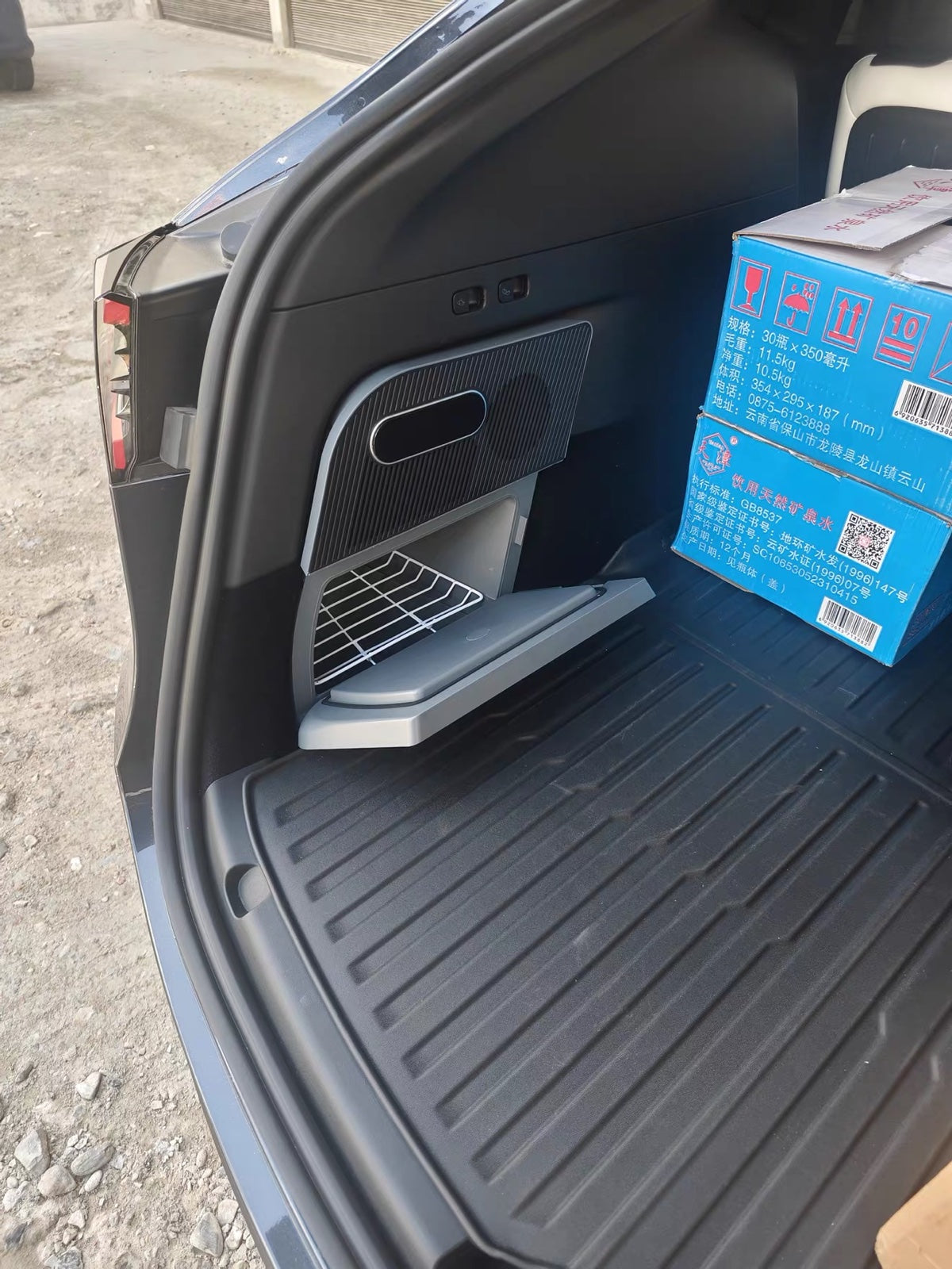 Tailgate open, drawer open
